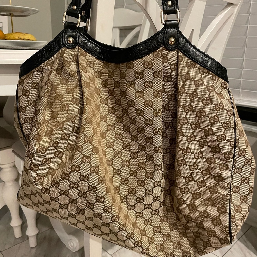 Gucci shoulder bag.